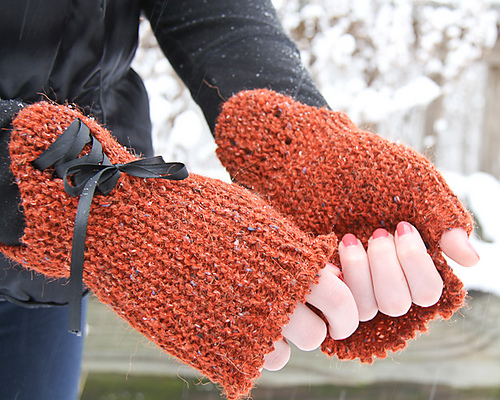The Pomona mitts are a garter stitch fingerless mitt that are inspired by Professor Pomona Sprout's mitts. They require a DK weight yarn. Try them out in the Fibre Co Acadia for something soft, warm and tweedy.