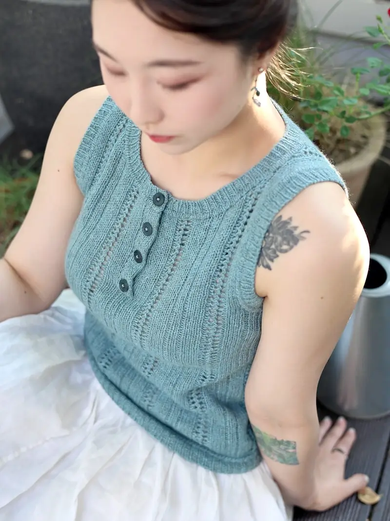 Crescent Top pattern by Sedna Yang.
