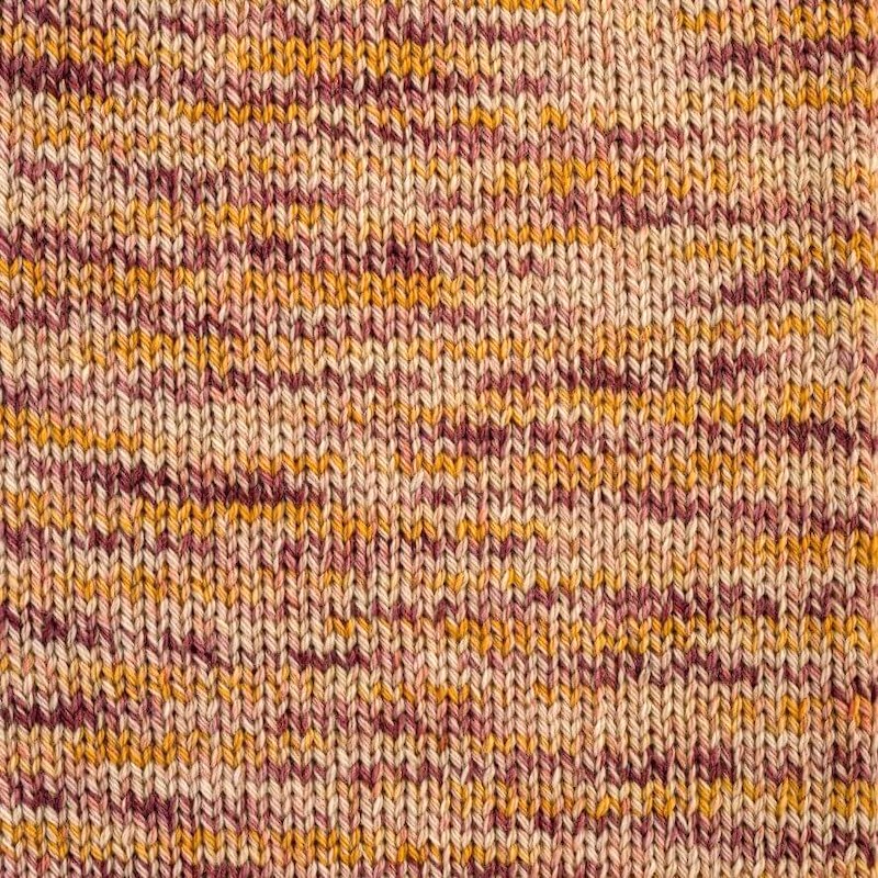 Knitted swatch of Rosários 4 Terra Print yarn.
